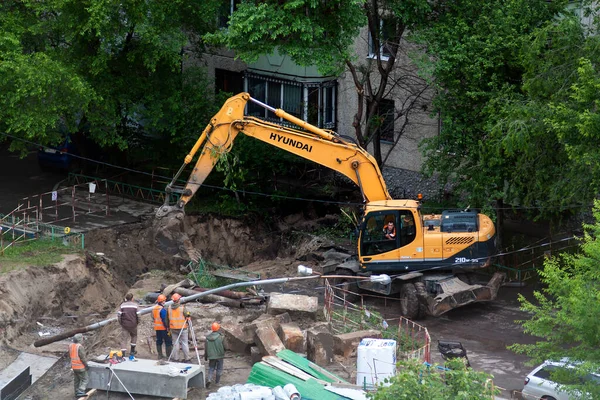 Tyumen Ryssland Juni 2020 Byggande Lägga Vattenledningar Gården Ett Flervåningshus — Stockfoto