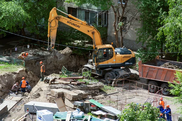 Tyumen Ryssland Juni 2020 Byggande Lägga Vattenledningar Gården Ett Flervåningshus — Stockfoto