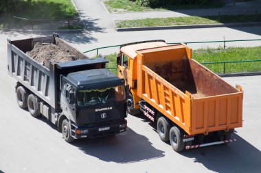 Tyumen, Rusya, 5 Haziran 2020: İnşaat. Şehirde asfalt üzerinde iki Şaman damperli kamyon duruyor..