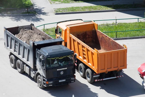 Tyumen Rússia Junho 2020 Construction Dois Caminhões Shacman Estão Asfalto — Fotografia de Stock