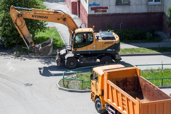 Tyumen Rusya Haziran 2020 Hyundai Kazıcı Çöp Kamyonu Şehrin Yerleşim — Stok fotoğraf