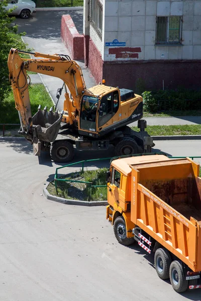 Tyumen Russia June 2020 Hyundai Excavator Dump Truck Residential Area — Stock Photo, Image