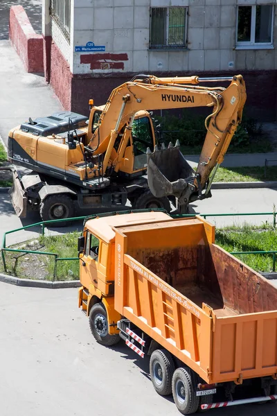 Tyumen Rusya Haziran 2020 Hyundai Kazıcı Çöp Kamyonu Şehrin Yerleşim — Stok fotoğraf