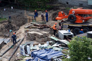 Tyumen, Rusya, 5 Haziran 2020: Çok katlı bir binanın bahçesine yeni su boruları döşemek