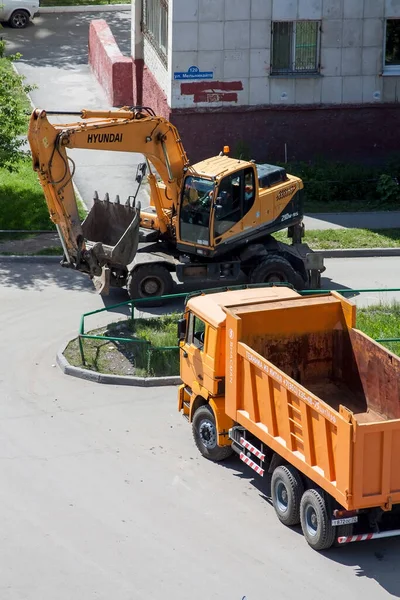 Tyumen Ryssland Juni 2020 Hyundai Grävmaskin Och Dump Lastbil Bostadsområdet — Stockfoto