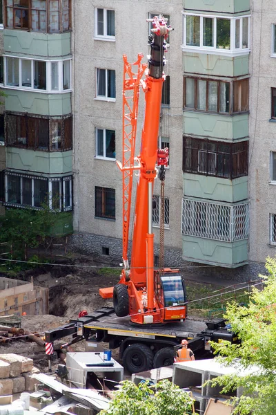 Tyumen Rusya Haziran 2020 Kamaz Makinesine Dayalı Inşaat Vinci — Stok fotoğraf