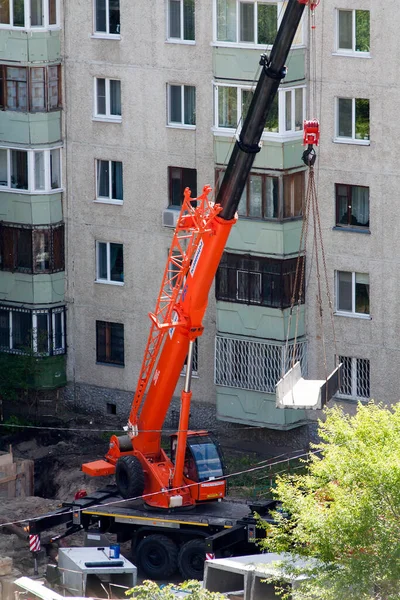 Tyumen Rusya Haziran 2020 Kamaz Makinesine Dayalı Inşaat Vinci — Stok fotoğraf