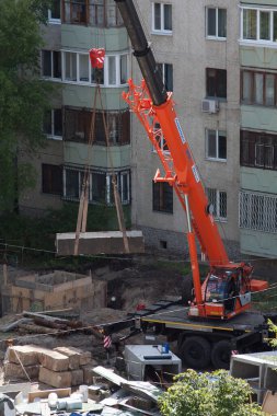 Tyumen, Rusya, 5 Haziran 2020: KAMAZ makinesine dayalı inşaat vinci