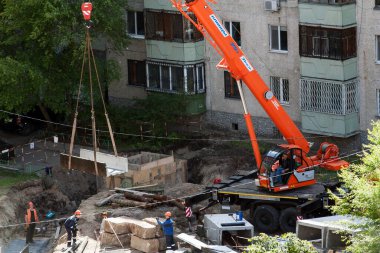 Tyumen, Rusya, 5 Haziran 2020: KAMAZ makinesine dayalı inşaat vinci