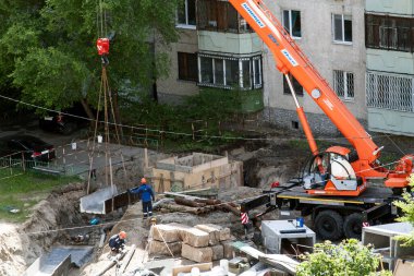 Tyumen, Rusya, 5 Haziran 2020: KAMAZ makinesine dayalı inşaat vinci