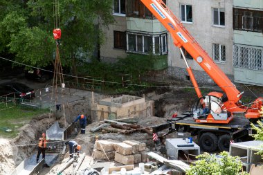 Tyumen, Rusya, 5 Haziran 2020: KAMAZ makinesine dayalı inşaat vinci