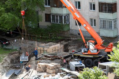 Tyumen, Rusya, 5 Haziran 2020: KAMAZ makinesine dayalı inşaat vinci