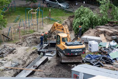 Tyumen, Rusya, 5 Haziran 2020: Çok katlı bir binanın bahçesine yeni su boruları döşemek