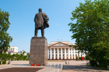 Tyumen, Rusya, 11 Haziran 2020: VI anıtı Lenin, Tyumen bölgesindeki hükümet binasının yakınındaki meydanda.