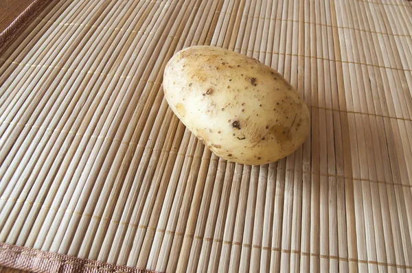 Een Rauwe Aardappel Ligt Een Bamboe Servet — Stockfoto