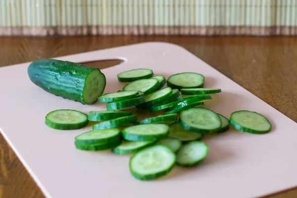 Cucumber 절단보드에 원으로 — 스톡 사진