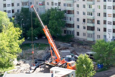 Tyumen, Rusya, 5 Haziran 2020: Çok katlı binaların avlusunda yeni bir su tedarik sistemi inşa edilmesi