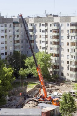 Tyumen, Rusya, 5 Haziran 2020: Çok katlı binaların avlusunda yeni bir su tedarik sistemi inşa edilmesi