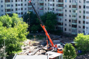 Tyumen, Rusya, 5 Haziran 2020: Çok katlı binaların avlusunda yeni bir su tedarik sistemi inşa edilmesi