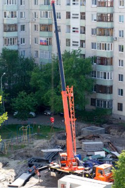 Tyumen, Rusya, 5 Haziran 2020: Çok katlı binaların avlusunda yeni bir su tedarik sistemi inşa edilmesi