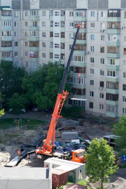 Tyumen, Rusya, 5 Haziran 2020: Çok katlı binaların avlusunda yeni bir su tedarik sistemi inşa edilmesi