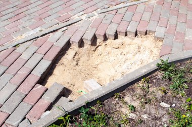     Asfalt kaldırımda çukur kazın.