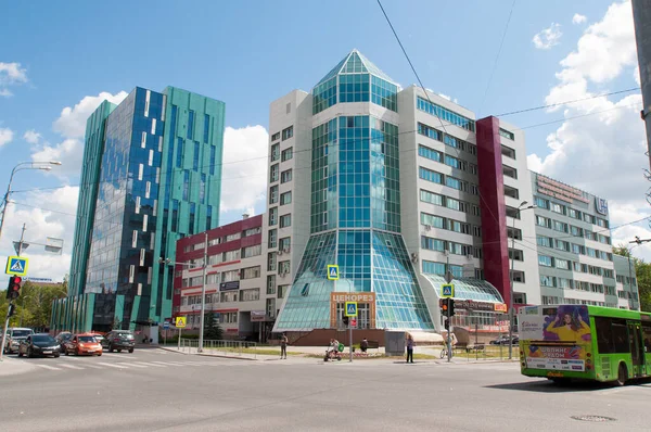 Tyumen Rusko Června 2020 Moderní Administrativní Budovy Křižovatce Ulic — Stock fotografie