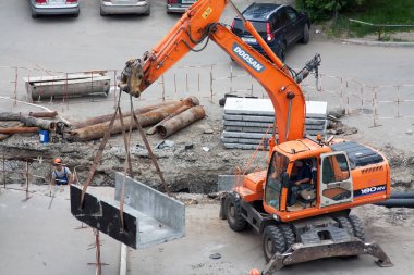 Tyumen, Rusya, 20 Ağustos 2020: Eski paslı su borularını yenileriyle değiştirmek