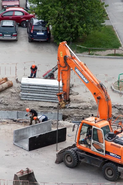 Tyumen Rússia Agosto 2020 Substituindo Antigos Tubos Água Enferrujados Por — Fotografia de Stock