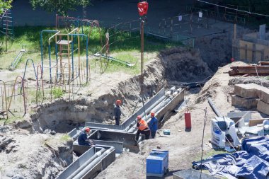 Tyumen, Rusya, 20 Ağustos 2020: Eski paslı su borularını yenileriyle değiştirmek