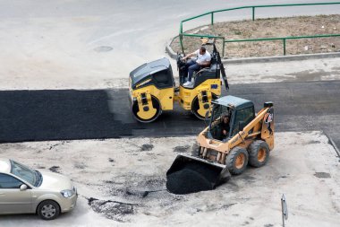 Tyumen, Rusya, 20 Ağustos 2020: Yolda asfaltın kısmi değişimi