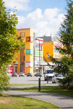 Tyumen, Rusya, 25 Ağustos 2020: Sıcak bir yaz gününde alışveriş merkezi favorisi