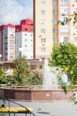 Tyumen, Rusya, 25 Ağustos 2020: Çok katlı binaların önündeki küçük bir çeşme