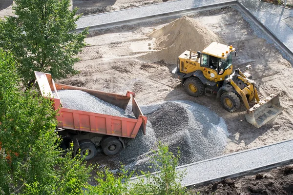 Tyumen, Rusya, 20 Ağustos 2020: Çalışma sürecindeki inşaat ekipmanları