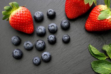 Çilek, yaban mersini ve nane yaprakları kayrak gemide