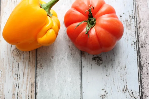 Rode Tomaat Gele Paprika Rustieke Tafel Bovenaanzicht — Stockfoto