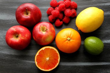 Ahududu, elma, limon, limon ve kan karanlık gemide, üstten görünüm, turuncu alanı Kopyala