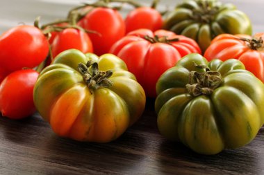Kara tahta üzerinde kırmızı ve yeşil domates