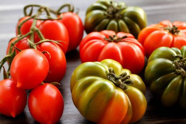 Kara tahta üzerinde kırmızı ve yeşil domates