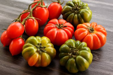 Kara tahta üzerinde kırmızı ve yeşil domates