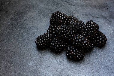 Böğürtlen karanlık kurulu, yüksek açılı görünüş