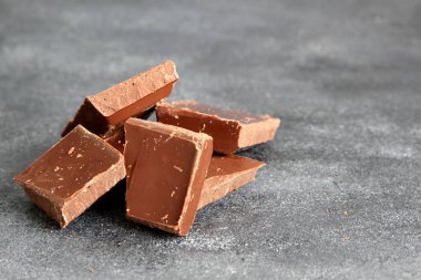 Karanlık tahtada siyah çikolata yakın çekim, alanı Kopyala