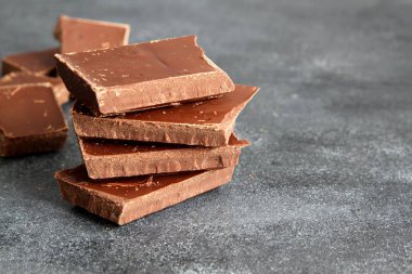 Karanlık tahtada siyah çikolata yakın çekim, alanı Kopyala