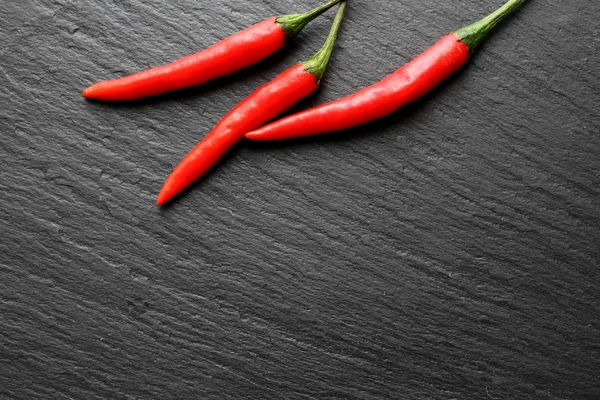 Rode Chili Peper Leisteen Plaat Bovenaanzicht Kopie Ruimte — Stockfoto