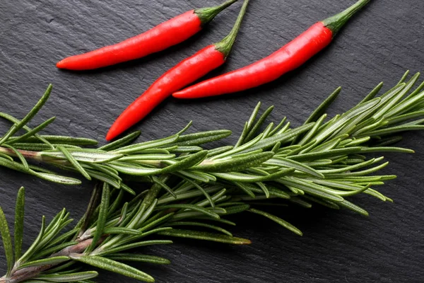 Piros Chili Paprika Rozmaring Pala Táblán Felülnézet — Stock Fotó