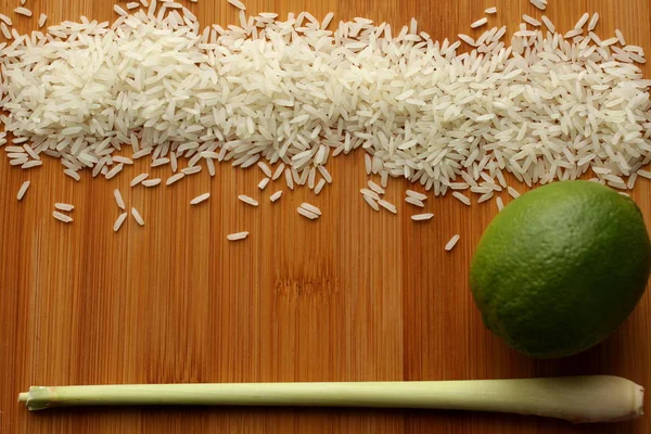 Arroz Jazmín Con Limoncillo Lima Sobre Tabla Bambú Vista Superior — Foto de Stock