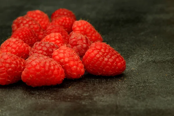 Himbeeren Auf Dunklem Brett Blickwinkel Hoch — Stockfoto