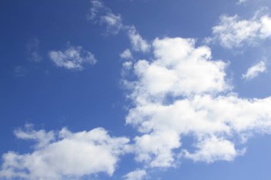 Mavi gökyüzü ile beyaz bulutlar duvar kağıdı kullanmak için