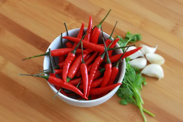 Tálba Piros Thai Chili Paprika Korianderrel Fehér Bambusz Táblán Fokhagyma — Stock Fotó