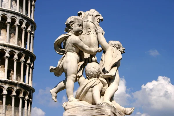 Estatua Con Torre Pisa Cielo Azul —  Fotos de Stock